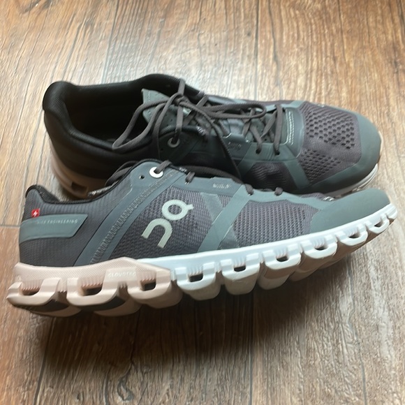 On Cloud Running Cloudflow W Size 9
Rock/Rose. Used in very good condition. - Picture 10 of 12